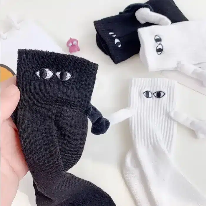 Chaussettes qui se tiennent la main 2