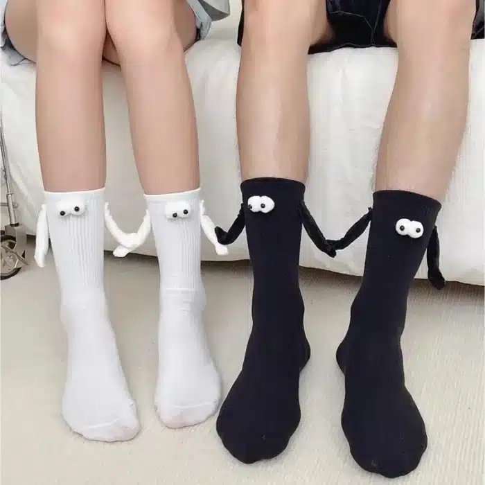 Chaussettes qui se tiennent la main 1